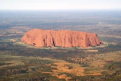 Uluru, khối đá sa thạch khổng lồ này là một trong những địa danh nổi tiếng nhất của đất nước và là một địa điểm tâm linh vô cùng quan trọng. Người ta cho rằng các linh hồn cổ đại Anangu đang yên nghỉ ở đây. Nguồn: David Nicolson/Wikimedia Commons/CC BY-SA 4.0.