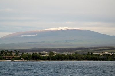Mauna Kea là ngọn núi cao nhất trong năm ngọn núi lửa của Hawaii, đây là ngọn núi được người dân Hawaii tôn sùng nhất. Ngọn núi gắn với truyền thuyết về nguồn gốc của Hawaii và là một biểu tượng tinh thần quan trọng đối với Kanaka Maoli. Nguồn: Vadim Kurland/Wikimedia Commons/CC BY 2.0.