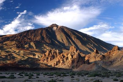 Núi Teide là ngọn núi cao thứ ba thế giới. Ngọn núi lửa đang hoạt động này được tin rằng là có chứa ác quỷ Guayota mắc kẹt bên trong. Ngọn lửa Guanches đốt lửa mỗi khi núi lửa phun trào, với hy vọng xua đuổi ác quỷ Guayota. Nguồn: Heritage Images/Getty Images.