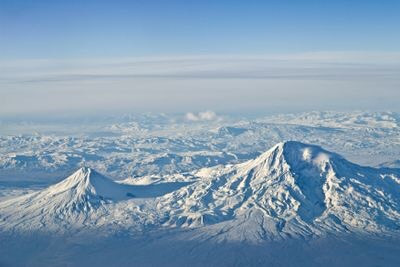 Núi Ararat có hai đỉnh: Greater Ararat ở độ cao 5.137m và Little Ararat hoặc Little Ararat ở độ cao 3.896m so với mực nước biển. Trong tôn giáo Ki-tô-giáo, các đỉnh núi được cho là nơi con tàu của Nô-ê cuối cùng hạ cánh sau trận lụt lớn trong Kinh thánh. Nguồn: linbeek/Getty.