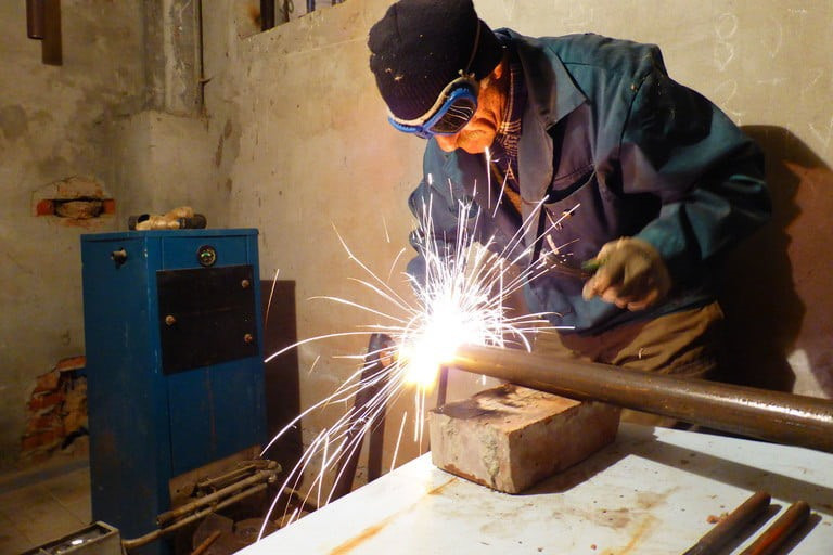 Các sản phẩm từ thép sẽ không thể phát triển và hoàn thiện như ngày nay nếu không có sự phát hiện ra tiềm năng sử dụng điện để chiếu sáng và hàn vật liệu với nhau bởi nhà khoa học Vasily Petrov ở Kharkiv, Ukraine. Nguồn: Báo Lao động.