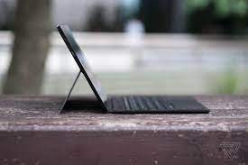 Gã khổng lồ trong ngành điện tử như Intel đã phải đầu tư số tiền khổng lồ vào Eve V của Ukraine, một sản phẩm vừa là máy tính xách tay vừa là máy tính bảng, giống như Microsoft Surface. Hiện sản phẩm này cũng được bán rộng rãi ở Việt Nam. Nguồn: Genk.vn.