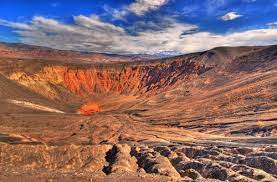 Thung lũng chết là nơi nóng nhất trên trái đất, năm 2021 nhiệt độ không khí đạt 54,4 độ C. Hơn nữa, Thung lũng chết có lượng mưa ít hơn 2inch mỗi năm, ít hơn nhiều so với các cảnh quan hoang vắng khác. Thung lũng dài và hẹp và được bao quanh bởi dãy núi cao, dốc, tỏa và giữ nhiệt ở đáy thung lũng. Nguồn: Soha.