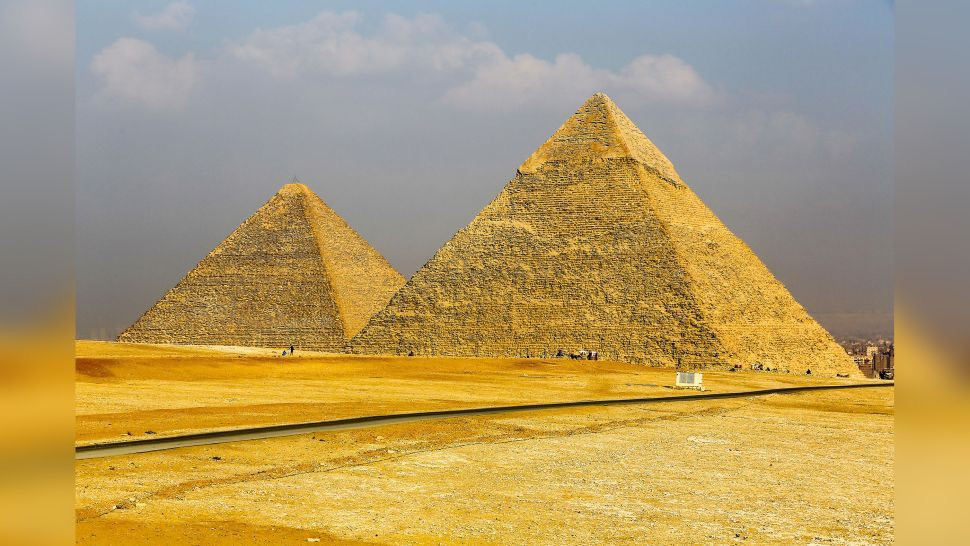 Kim tự tháp lớn ở Giza, Ai Cập là một trong những kì quan cổ đại lâu đời nhất còn tồn tại đến ngày nay. Nó được xây dựng làm lăng mộ cho pharaoh Ai Cập cổ đại gần 4.600 năm trước. Nguồn: John Keates/Alamy