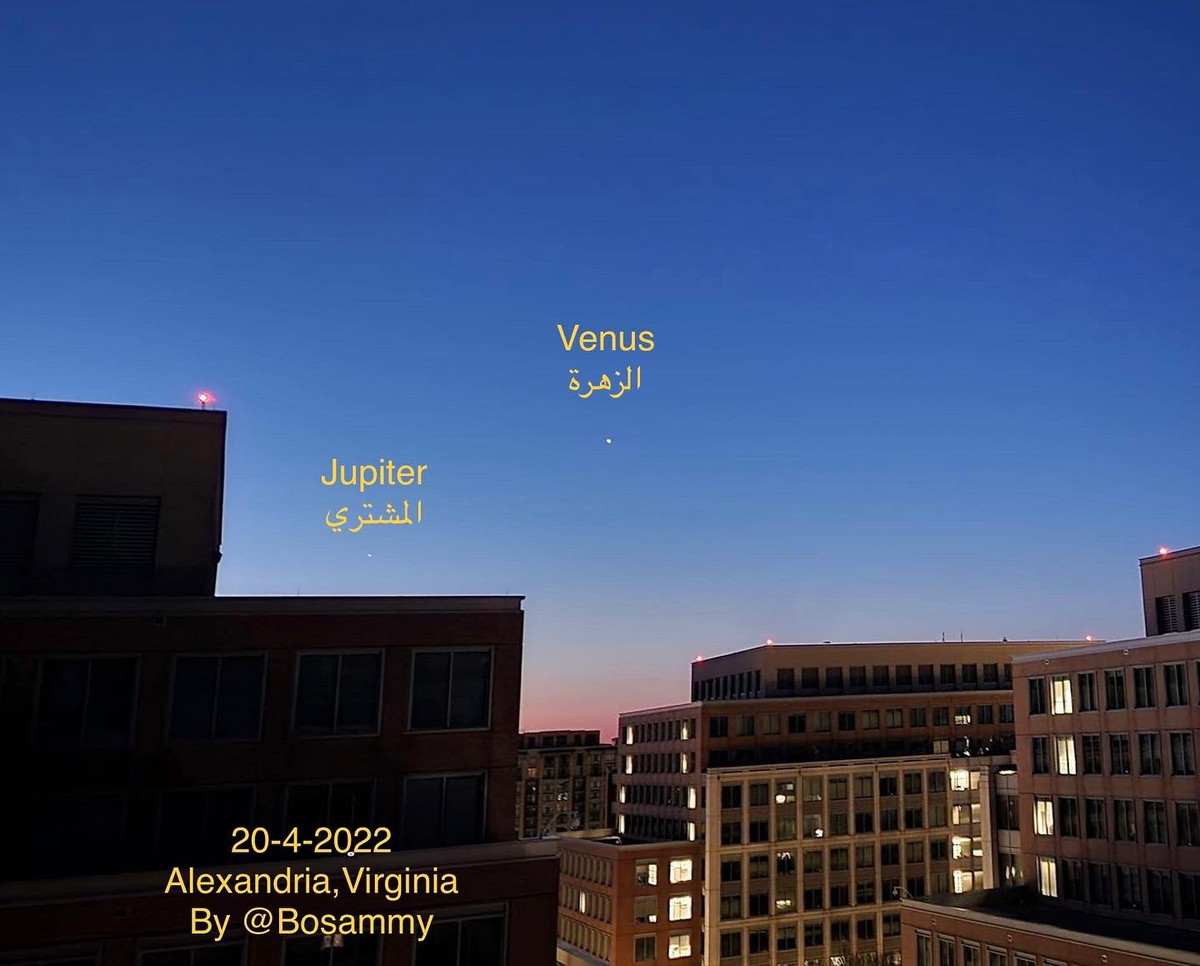 Sao Kim sẽ xuất hiện sáng hơn và chếch phía dưới bên phải, trong khi sao Mộc sẽ ở phía bên trên và chếch về phía bên trái. Sao Mộc và sao Kim vốn cách nhau hơn 430 triệu dặm nhưng chúng sẽ xuất hiện gần nhau hơn vào rạng sáng mai. Nguồn: Bosammy.