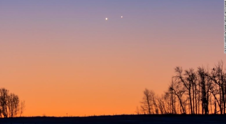 Để quan sát hiện tượng này, mọi người cần hướng tầm nhìn về phía Đông trước khi mặt trời mọc bởi sao Kim là hành tinh gần mặt trời, do đó thời điểm quan sát tốt nhất là khi mặt trời mọc hoặc lặn. Nguồn: VTC.