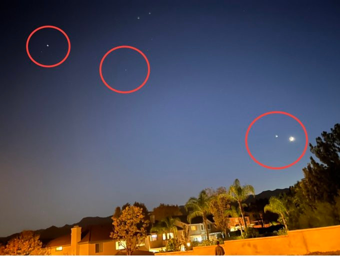 Nhìn bằng mắt thường, sao Kim có màu sáng hơn và hơi vàng, trong khi đó sao Mộc có thể có màu hơi đỏ. Vào ngày 1/5, tức Chủ nhật tuần này, 2 ngôi sao này vẫn ở gần nhau nhưng chúng sẽ tách ra, sao Mộc sẽ di chuyển sang phải, chếch lên phía trên còn sao Kim sẽ lặn xuống thấp hơn sát đường chân trời. Nguồn: Gablesofmaumelle.com.