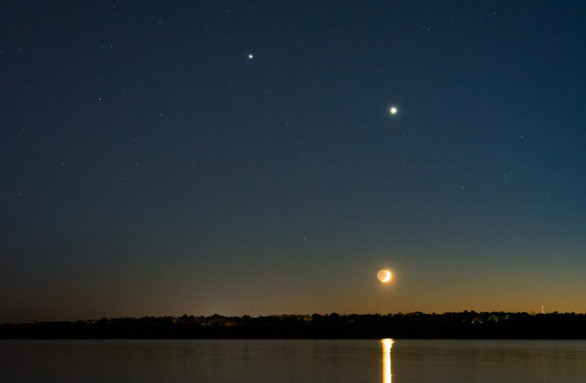 Mọi người vẫn có thể quan sát sự hợp nhất của hai ngôi sao này vào rạng sáng ngày 1/5 nhưng hai ngôi sao này sẽ ở vị trí ngược lại. Mặc dù không có phép đo nào cụ thể về độ gần của chúng, nhưng các nhà khoa học dự đoán có thể là vài độ. Nguồn: Vietnamnet.