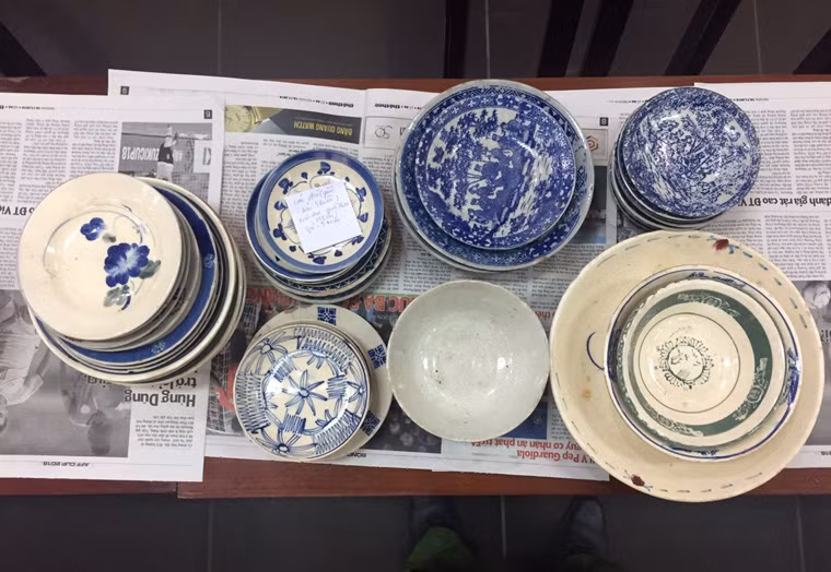 Quá trình điều tra, nhà chức trách khám xét nơi ở của các đối tượng đã thu giữ rất nhiều tang vật, đồ cổ có giá trị cao do chúng lấy ở các đình, chùa.