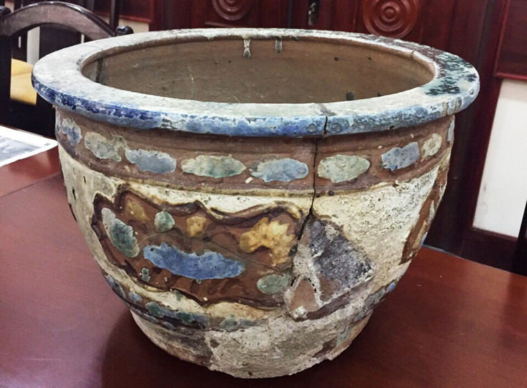 Chiếc chậu hoa bằng sứ đang được Công an tạm giữ