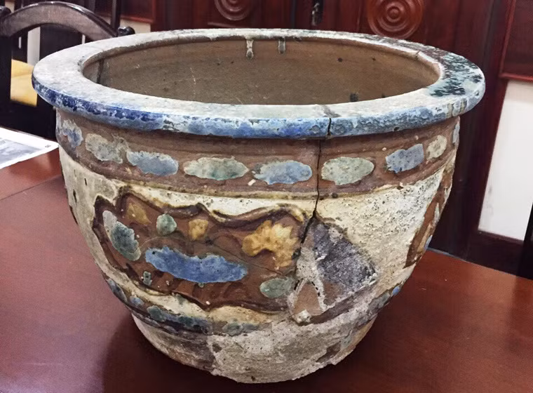 Chiếc chậu hoa bằng sứ đang được Công an tạm giữ