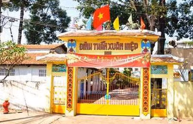 Đây là nhóm trộm và tiêu thụ tài sản trộm là cổ vật quý hiếm tại các đình chùa, di tích trên địa bàn TP HCM. Vụ trộm do chúng thực hiện vào tối 7/11 tại đình thần Xuân Hiệp (phường Linh Xuân, quận Thủ Đức) đã được Công an Thủ Đức triệt phá, bắt giữ.