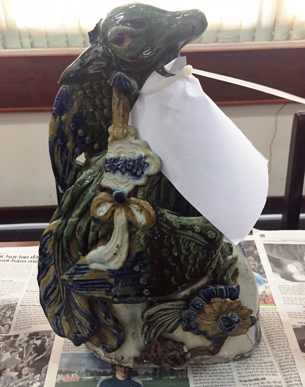 Hiện tại, số cổ vật Công an quận Thủ Đức đang tạm giữ gồm 40 chiếc đĩa tròn nhiều kích cỡ bằng gốm sứ; nhiều tô, tượng, bình hoa bằng sứ có giá trị được xác định là đồ cổ.