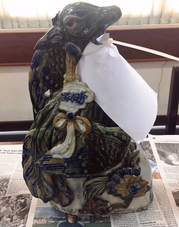 Hiện tại, số cổ vật Công an quận Thủ Đức đang tạm giữ gồm 40 chiếc đĩa tròn nhiều kích cỡ bằng gốm sứ; nhiều tô, tượng, bình hoa bằng sứ có giá trị được xác định là đồ cổ.