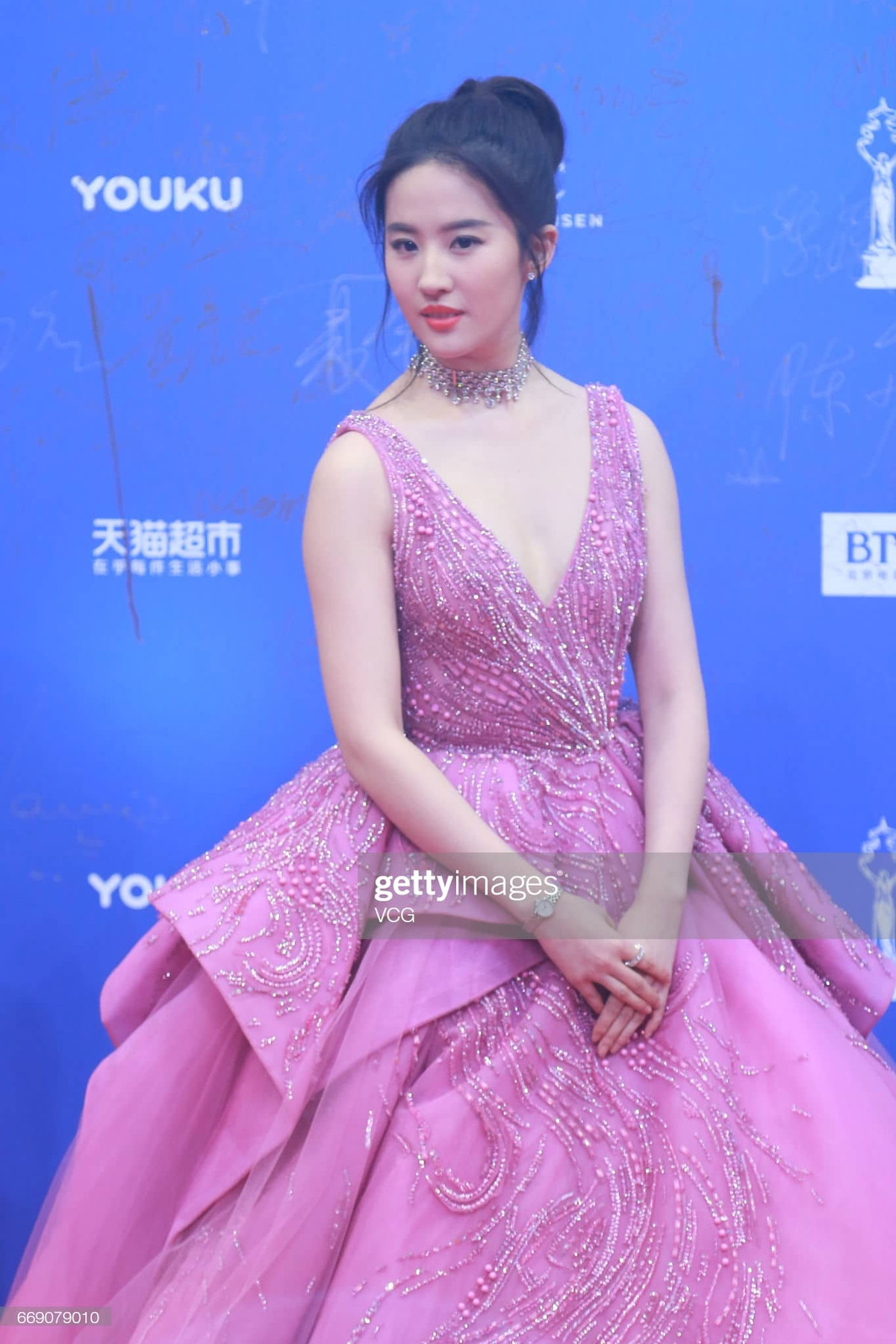 “Than tien ty ty” cung co khi bi boc tran chan to, bap tay tho-Hinh-7