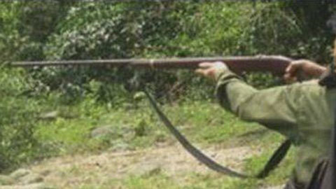 Dần dà mâu thuẫn căng thẳng lên cao, chính quyền xã đã nhiều lần hòa giải, nhưng hai bên chưa thống nhất về ranh giới đất. Vào tháng 11/2002, khi hàng xóm đóng cọc để dựng rào bao quanh phần đất của mình, hai bên lại xảy ra mâu thuẫn. Lúc này Bún chạy vào nhà, xách khẩu súng tự chế vẫn dùng để đi săn, bắn chết hàng xóm. Sau khi gây án, Lương Văn Bún chạy trốn vào rừng. Lực lượng chức năng tổ chức truy bắt Lương Văn Bún nhưng không có kết quả. (Ảnh minh họa, nguồn internet) 