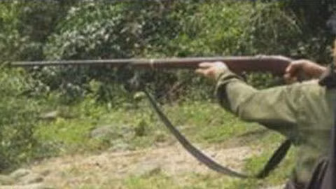 Dần dà mâu thuẫn căng thẳng lên cao, chính quyền xã đã nhiều lần hòa giải, nhưng hai bên chưa thống nhất về ranh giới đất. Vào tháng 11/2002, khi hàng xóm đóng cọc để dựng rào bao quanh phần đất của mình, hai bên lại xảy ra mâu thuẫn. Lúc này Bún chạy vào nhà, xách khẩu súng tự chế vẫn dùng để đi săn, bắn chết hàng xóm. Sau khi gây án, Lương Văn Bún chạy trốn vào rừng. Lực lượng chức năng tổ chức truy bắt Lương Văn Bún nhưng không có kết quả. (Ảnh minh họa, nguồn internet) 