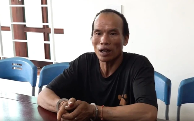 "Không có đặc điểm nhận dạng cụ thể, cùng với việc thời gian đã trôi qua hơn 20 năm khiến đối tượng có nhiều thay đổi về bên ngoài, nên việc bắt giữ, đấu tranh với đối tượng sẽ rất khó khăn. Chưa kể, đối tượng đang làm công nhân xây dựng cho một công ty thuộc đặc khu kinh tế của Trung Quốc tại Viêng Chăn, do đó việc tiếp cận, bắt giữ sẽ gặp nhiều trở ngại", Thiếu tá Nguyễn Duy Hiển cho biết. Một tổ công tác phối hợp Cục Nghiệp vụ Bộ Công an Việt Nam tại Lào và công an các địa phương của bạn bàn phương án "dụ rắn rời hang". Mặt khác, một tổ công tác trong nước được lệnh đến nơi tái định cư của người dân bản Com ở xã Thanh Sơn (Thanh Chương) để phối hợp nhận diện đối tượng. 