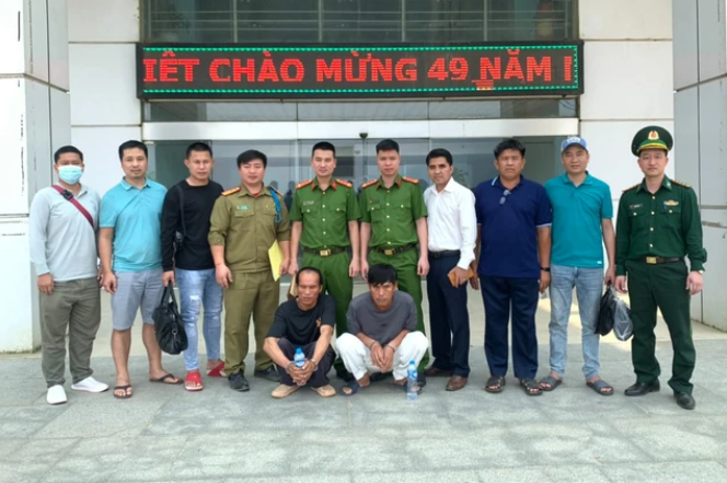 Khi lực lượng chức năng truy bắt có mặt tại nơi Bún sinh sống ở Lào, đối tượng đã nhanh chân bỏ trốn. Đầu năm 2024, trinh sát phát hiện Lương Văn Bún xuất hiện tại bản Pá Lay, huyện Xaythani, thủ đô Viêng Chăn, Lào. Kế hoạch bắt Bún nhanh chóng được vạch ra. Ngày 1/4, tổ công tác gồm 4 trinh sát lên đường sang Lào. Nhiều ngày đêm lần theo dấu vết, xác minh từ những thông tin nhỏ nhất, các trinh sát dần khoanh vùng được khu vực nơi Bún ẩn náu. (Lực lượng chức năng dẫn giải, bàn giao Bún và một đối tượng truy nã khác qua cửa khẩu) 