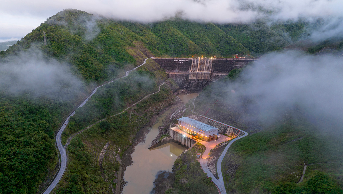 Năm 2004, khi đại công trình thủy điện Bản Vẽ (huyện Tương Dương) được xây dựng. Để "nhường đất" cho dự án này, người dân nhiều xã thuộc vùng lòng hồ thủy điện phải di dời tái định cư. Người dân bản Com và nhiều bản làng khác của xã Kim Đa được di dời đến xã Thanh Sơn (huyện Thanh Chương), cách quê cũ cả trăm cây số để tái định cư. Năm 2009, xã Kim Đa chính thức bị xóa tên trên bản đồ hành chính cấp xã của huyện Tương Dương. Thế nhưng, tội ác của Lương Văn Bún thì vẫn còn nguyên... (Ảnh minh họa, nguồn internet)