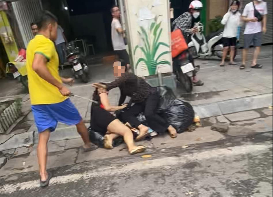 Tài xế ô tô hành hung nhiều người tại bến xe Giáp Bát Tai xe o to hanh hung nhieu nguoi tai ben xe Giap Bat