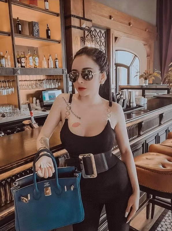 Phạm Thị Hằng (SN 1992, trú tại Đống Đa, Hà Nội) là hot girl thường xuyên đăng tải những bức ảnh ăn mặc đồ thời trang gợi cảm và thường xuyên check- in tại những nơi sang chảnh.