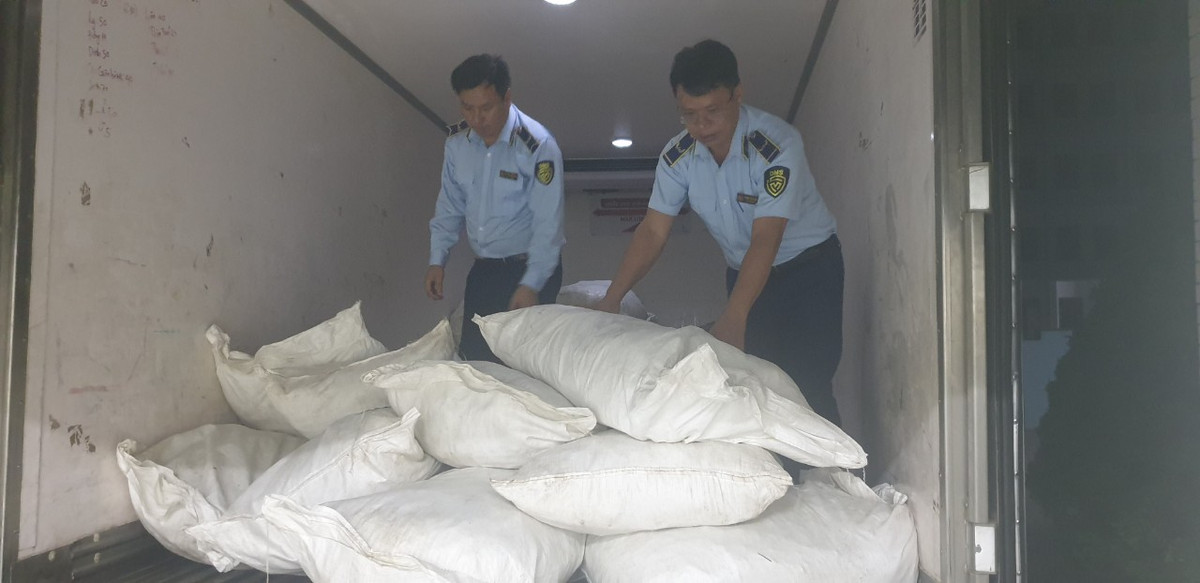 Lai Châu: Phát hiện, thu giữ gần 2 tấn chân gà bốc mùi hôi thối Lai Chau: Phat hien, thu giu gan 2 tan chan ga boc mui hoi thoi