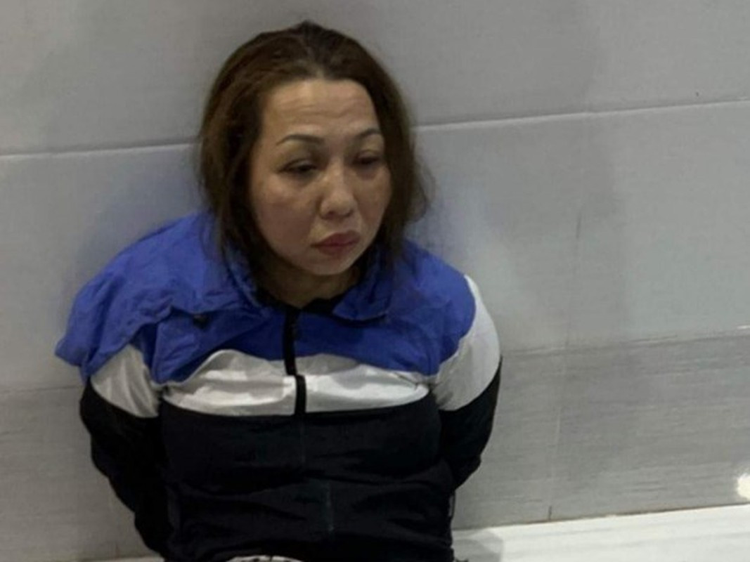  Bà trùm ma túy Thảo "bầu": Ngày 8/11/2022, Công an TP HCM cho biết, vừa triệt phá đường dây buôn bán trái phép chất ma túy có quy mô lớn do Nguyễn Thị Thanh Thảo (Thảo “bầu”, SN 1977, ngụ quận 1) cầm đầu. Thảo cùng chồng bị bắt giữ khi đang lẩn trốn tại Long An. Cảnh sát thu giữ hơn 11kg ma túy các loại. Thảo “bầu” từng bị tuyên án chung thân vào năm 2019 vì tội "Buôn bán ma túy", nhưng được tại ngoại vì nuôi con dưới 36 tháng tuổi. Lợi dụng chính sách nhân đạo này, Thảo "bầu" tập hợp nhiều đàn em để lập đường dây mua bán ma túy liên tỉnh. 