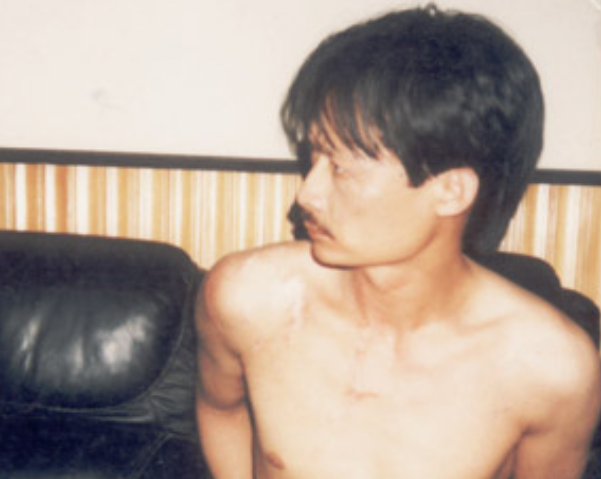 Cái tên Khánh "trắng" bắt nguồn từ nước da quanh năm suốt tháng trắng bủng của gã giang hồ, đi kèm với những tội ác mà bất cứ người dân lương thiện nào cũng khiếp sợ. 