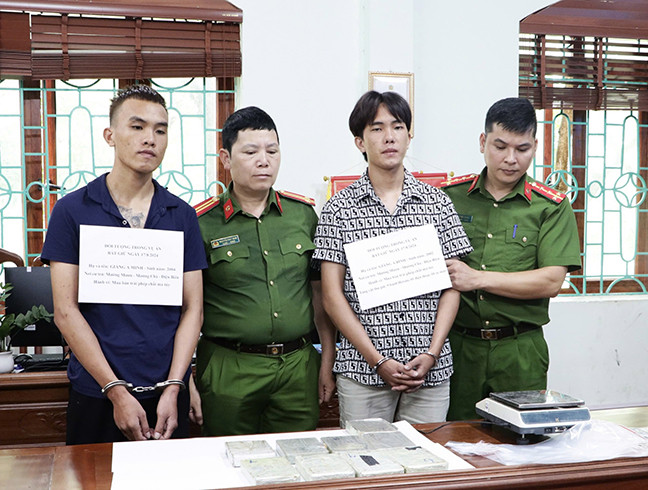 Lai Châu: Bắt 2 anh em vận chuyển 9 bánh heroin nhận 100 triệu Lai Chau: Bat 2 anh em van chuyen 9 banh heroin nhan 100 trieu