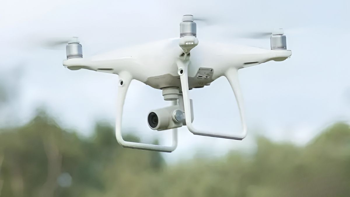 Khi xác minh về hiện tượng này, các trinh sát Công an tỉnh Bắc Ninh cho rằng, đây có thể là một "chiêu" mới mà nhóm tội phạm ma túy sử dụng để mua bán loại chất cấm này. Nhiều tổ trinh sát được cử xuống địa bàn nhằm nắm tình hình, trong đó, quan trọng nhất là phải xác định được điểm xuất phát và điểm đến của những chiếc flycam đó. Cả một khu vực đồng ruộng rộng lớn, những thiết bị bay không người lái được chủ nhân dán kín đèn tín hiệu cứ thế "lầm lũi" bay lẫn vào bóng đêm. Có những lúc, các trinh sát "lần" tới địa điểm flycam hạ cánh thì thiết bị đó đã quay về. (Ảnh minh họa, nguồn internet)