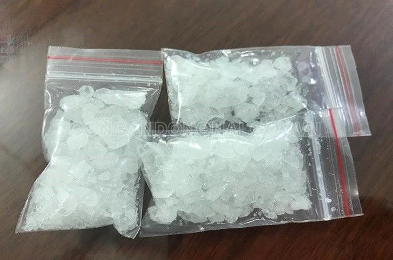 Phương án đột kích nhằm tóm gọn cả người mua lẫn kẻ bán được lên kịch bản. Khoảng 23h đêm 30/5, các tổ công tác của Công an TP Từ Sơn, Phòng Cảnh sát điều tra tội phạm về ma túy, Công an tỉnh Bắc Ninh đã đồng loạt áp sát 2 địa điểm gồm khu trang trại của vợ chồng Vinh và nơi các con nghiện chờ mua ma túy. Công an bắt giữ 2 đối tượng nghiện, có hành vi mua ma túy thông qua flycam của Vinh là Nguyễn Bá Hùng (33 tuổi, trú tại Bắc Ninh) và Nguyễn Lương Bằng (24 tuổi, trú tại Hà Giang), thu giữ 1.6g ma túy. (Ảnh minh họa, nguồn internet)