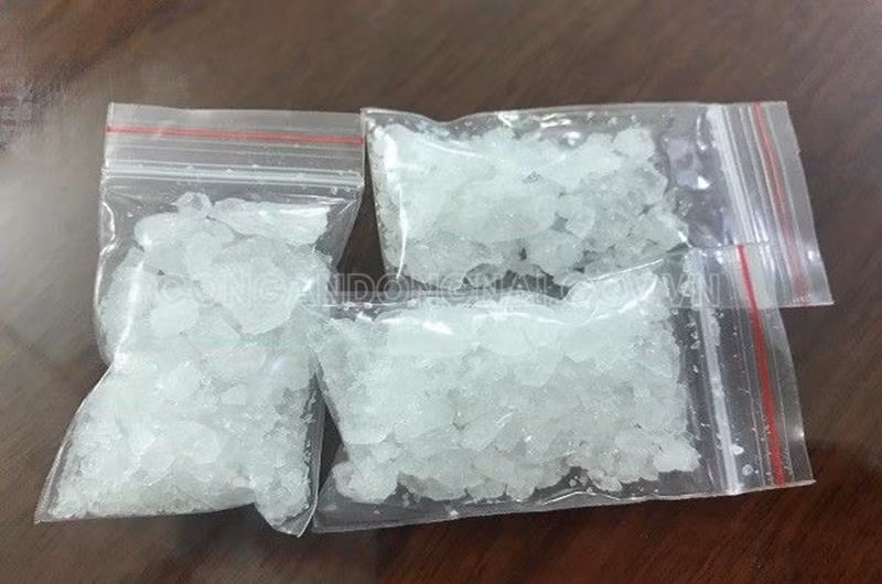 Phương án đột kích nhằm tóm gọn cả người mua lẫn kẻ bán được lên kịch bản. Khoảng 23h đêm 30/5, các tổ công tác của Công an TP Từ Sơn, Phòng Cảnh sát điều tra tội phạm về ma túy, Công an tỉnh Bắc Ninh đã đồng loạt áp sát 2 địa điểm gồm khu trang trại của vợ chồng Vinh và nơi các con nghiện chờ mua ma túy. Công an bắt giữ 2 đối tượng nghiện, có hành vi mua ma túy thông qua flycam của Vinh là Nguyễn Bá Hùng (33 tuổi, trú tại Bắc Ninh) và Nguyễn Lương Bằng (24 tuổi, trú tại Hà Giang), thu giữ 1.6g ma túy. (Ảnh minh họa, nguồn internet)