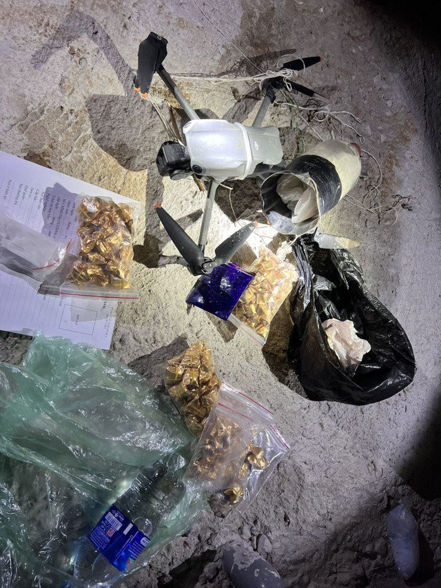 Vinh và vợ sống tại một căn nhà tầng, cách khu trang trại vài cây số. Phía tầng 1, vợ chồng Vinh mở cửa hàng buôn bán thuốc tây, thế nhưng dường như chẳng có mấy lợi nhuận. Các trinh sát phát hiện, Vinh hay lái ô tô ra khỏi nhà vào khoảng sau 22h đêm. Anh ta đi chậm, thi thoảng dừng lại để quan sát. Sau tầm 15 phút sẽ tới khu trang trại. Đúng như dự đoán, khi giám sát trang trại của vợ chồng Vinh, Công an Bắc Ninh xác nhận những chiếc flycam xuất phát từ nơi này. (Thiết bị bay vận chuyển ma túy (ảnh tư liệu)