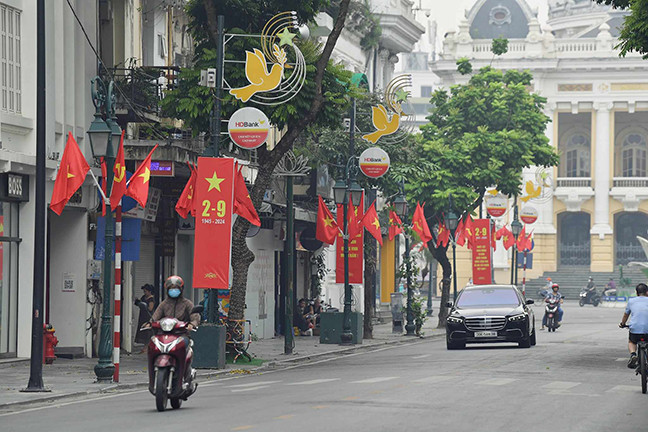 Nhiều tuyến phố trung tâm Hà Nội được trang hoàng cờ, hoa và khẩu hiệu rực rỡ để chào mừng 79 năm Cách mạng Tháng Tám và Quốc khánh 2/9.