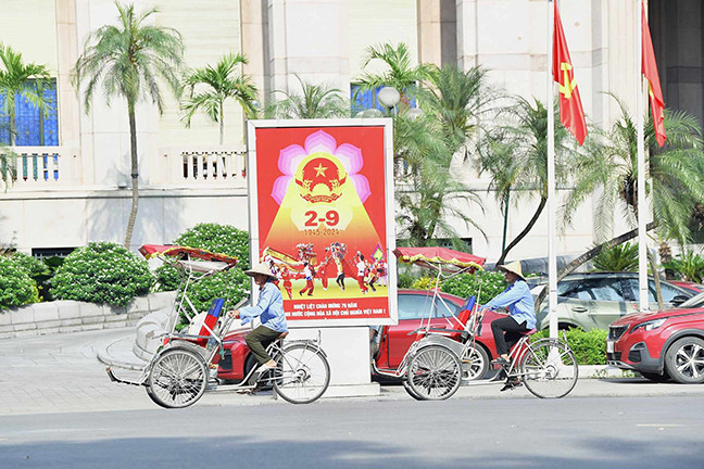 Các tuyến phố chính được trang hoàng cờ hoa, biểu ngữ cùng nhiều hình ảnh tranh cổ động...