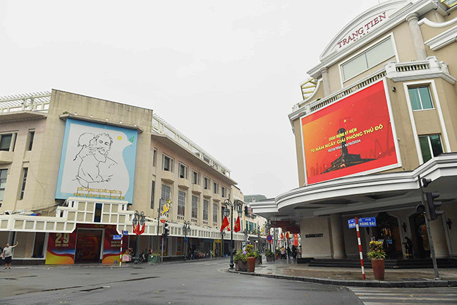 Trước đó, UBND thành phố Hà Nội đã ban hành Thông báo số 675/TB-UBND về việc treo cờ Tổ quốc nhân dịp kỷ niệm 79 năm Cách mạng Tháng Tám (19/8/1945 - 19/8/2024) và Quốc khánh nước Cộng hòa xã hội chủ nghĩa Việt Nam (2/9/1945 - 2/9/2024). 