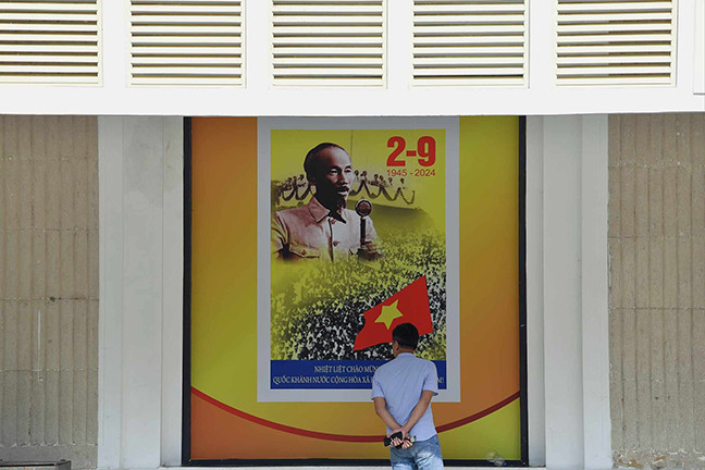 Thành phố Hà Nội yêu cầu UBND các quận, huyện, thị xã có trách nhiệm chỉ đạo, kiểm tra, nhắc nhở việc treo cờ Tổ quốc ở địa bàn dân cư; Thủ trưởng các cơ quan, đơn vị chỉ đạo, kiểm tra việc treo cờ Tổ quốc ở các đơn vị thuộc quyền quản lý đảm bảo đúng quy định. 