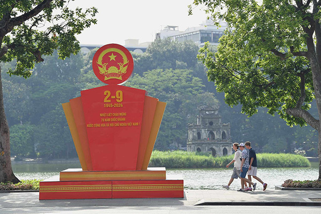 Pano, áp phích chào mừng kỷ niệm 79 năm Cách mạng Tháng Tám và Quốc khánh 2/9 trên đường phố Thủ đô. 