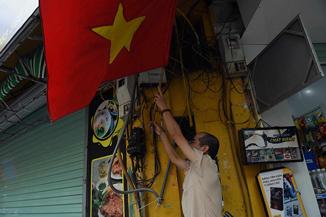 Người dân treo cờ chào mừng Cách mạng tháng Tám, Quốc khánh 2/9.