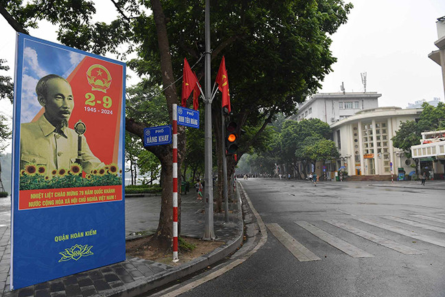 Băng rôn đậm sắc đỏ treo dọc các tuyến đường chính và khu vực trung tâm Thủ đô. 