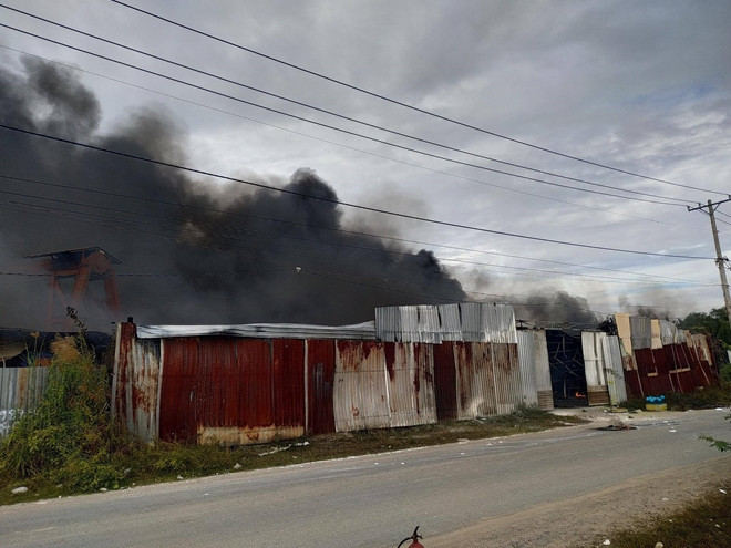  Cháy hàng trăm mét vuông xưởng sản xuất đồ trang trí Noel: Sáng 9/12, đám cháy bùng phát dữ dội tại xưởng sản xuất đồ trang trí Noel (đường Tam Đa, phường Trường Thạnh, quận 9, TP HCM). Nhiều người đang làm việc trong xưởng di dời các sản phẩm ra ngoài và dùng bình chữa cháy mini dập lửa nhưng bất thành. Bên trong xưởng nguyên liệu đa phần là mút xốp và các vật dụng dễ cháy nên đám cháy lan rộng và tỏa khói đen kịt. May mắn không có thương vong về người.