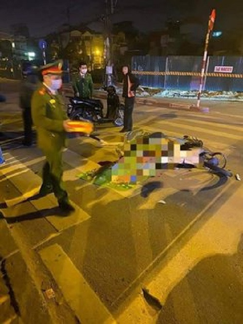  Đâm dải phân cách 2 thanh niên tử vong: Rạng sáng 9/12 tại ngã tư Minh Khai – Đại La thuộc địa bàn Hai Bà Trưng (Hà Nội). 2 thanh niên đều không đội mũ bảo hiểm chạy xe với tốc độ nhanh đã không kiểm soát được tốc độ đâm vào dải phân cách. Hậu quả khiến 2 thanh niên ngã xuống đường dẫn tới tử vong tại chỗ, tại hiện trường 2 nạn nhân nằm cạnh chiếc xe máy,chiếc xe máy bị hư hỏng nặng.