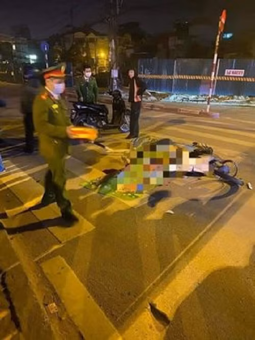  Đâm dải phân cách 2 thanh niên tử vong: Rạng sáng 9/12 tại ngã tư Minh Khai – Đại La thuộc địa bàn Hai Bà Trưng (Hà Nội). 2 thanh niên đều không đội mũ bảo hiểm chạy xe với tốc độ nhanh đã không kiểm soát được tốc độ đâm vào dải phân cách. Hậu quả khiến 2 thanh niên ngã xuống đường dẫn tới tử vong tại chỗ, tại hiện trường 2 nạn nhân nằm cạnh chiếc xe máy,chiếc xe máy bị hư hỏng nặng.