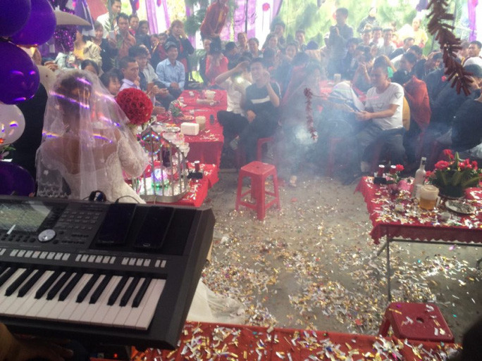  "Chơi ngông" đốt pháo trong ngày cưới, chú rể bị phạt 1,5 triệu đồng: Ngày 6/12, Công an xã Mỹ Lộc, huyện Phù Mỹ, tỉnh Bình Định vừa ra quyết định xử phạt vi phạm hành chính số tiền 1,5 triệu đồng đối với Lương Bá Cuộc (27 tuổi; ngụ thôn Tân Lộc, xã Mỹ Lộc) về hành vi "Sử dụng các loại pháo mà không được phép". Trước đó, vào khoảng 19h tối 30/11, trong lúc diễn ra đám cưới của mình, Cuộc "chơi ngông", mang một hộp pháo ra đốt.