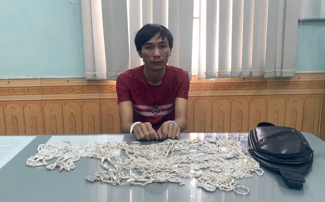  Kẻ trộm 460 chỉ bạc bị bắt sau 8 giờ gây án: Chỉ sau 8 giờ gây án, Công an TP Biên Hòa (Đồng Nai) đã bắt được đối tượng Đỗ Văn Tiến (SN 1991) quê tỉnh Thanh Hóa là thủ phạm gây ra vụ trộm 460 chỉ bạc trên địa bàn phường Trảng Dài TP Biên Hòa, Đồng Nai. Tại cơ quan Công an, Tiến khai nhận đã thực hiện nhiều vụ trộm cắp tài sản ở các tỉnh như Bình Dương, Đồng Nai...