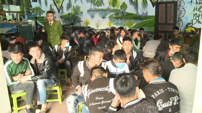  Bắt nhóm 70 “quái xế” bốc đầu xe náo loạn đường phố: Hôm nay, Công an thành phố Vĩnh Yên đã bắt được toàn bộ nhóm thanh niên gồm 70 đối tượng đi trên 38 xe mô tô lạng lách, đánh võng, “bốc đầu xe” tại tuyến đường Chùa Hà, xã Định Trung, thành phố Vĩnh Yên. Các đối tượng đến từ các tỉnh Bắc Ninh, Bắc Giang, Phú Thọ, Thái Nguyên, Vĩnh Phúc và thành phố Hà Nội.