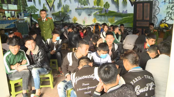  Bắt nhóm 70 “quái xế” bốc đầu xe náo loạn đường phố: Hôm nay, Công an thành phố Vĩnh Yên đã bắt được toàn bộ nhóm thanh niên gồm 70 đối tượng đi trên 38 xe mô tô lạng lách, đánh võng, “bốc đầu xe” tại tuyến đường Chùa Hà, xã Định Trung, thành phố Vĩnh Yên. Các đối tượng đến từ các tỉnh Bắc Ninh, Bắc Giang, Phú Thọ, Thái Nguyên, Vĩnh Phúc và thành phố Hà Nội.