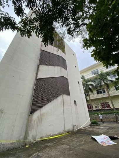  Một nam sinh rơi từ sân thượng xuống đất tử vong: Khoảng 8h sáng ngày 1/12, các sinh viên nhìn thấy một người rơi từ trên sân thượng của toà nhà cao 4 tầng xuống đất. Vụ việc xảy ra ở Trường Cao đẳng Công nghệ Đồng An, phường Bình Thắng, TP Dĩ An, tỉnh Bình Dương. Bước đầu xác định, danh tính nạn nhân được xác định là em Đỗ Quốc T., 16 tuổi, quê Trảng Bom, Đồng Nai.