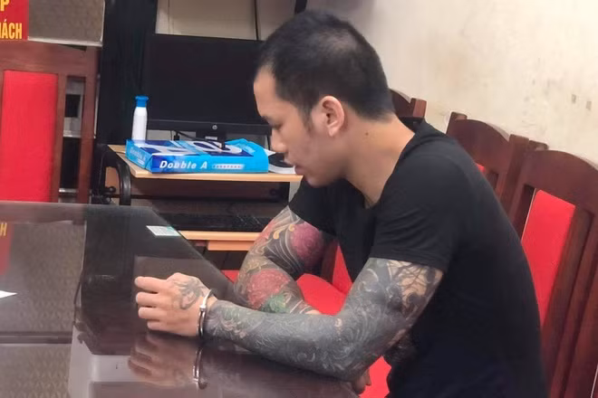 Cùng ra hầu Tòa về tội danh trên với Phú Lê trong vụ án này còn có 2 bị cáo: Hoàng Văn Thụy (SN 1995, trú tại xã Kiên Thành, huyện Trấn Yên, tỉnh Yên Bái), Trần Văn Tư (SN 1988, trú tại xã An Ninh, huyện Quỳnh Phụ, tỉnh Thái Bình). (Bị can Hoàng Văn Thụy).